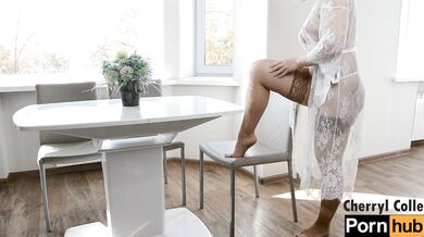 SEXY MATURE LADY TEARS HER HOLDUPS