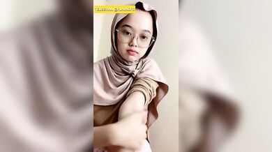 Hijab Girl Masturbating
