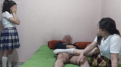 ¡Oh no! Linda Colegiala teen descubre a su hermanastra follando con su profesor!