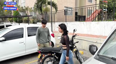 Linda chica desconocida me pide ayuda con su moto y yo le hago el mantenimiento a su estrecho coño.