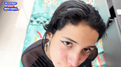 Linda chica desconocida me pide ayuda con su moto y yo le hago el mantenimiento a su estrecho coño.