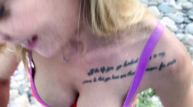 Je me fais baiser devant la rivière 1/2