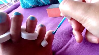 Pintandome las uñas de los pies