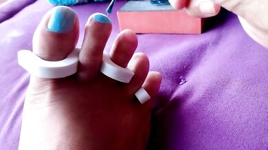 Pintandome las uñas de los pies