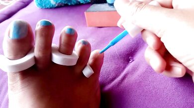 Pintandome las uñas de los pies