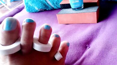 Pintandome las uñas de los pies