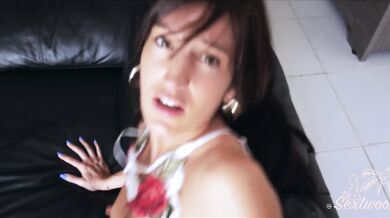 Petite brune aux seins parfait prise sauvagement sur le canapé - Sextwoo-