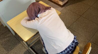 【素人】制服ギャルが教室で寝ていたのでいたずらしてハメる／悪戯／手マン／バック／学校／