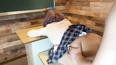 【素人】制服ギャルが教室で寝ていたのでいたずらしてハメる／悪戯／手マン／バック／学校／