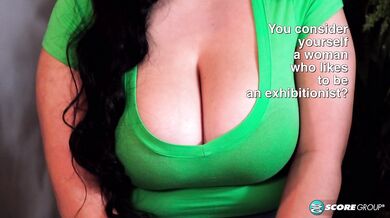 Julia Mendoza: Tit Chat