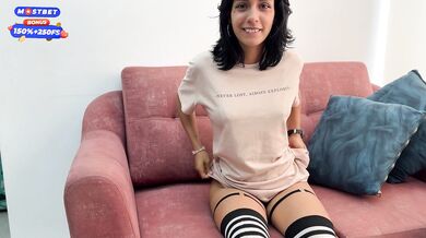 Mi sexy hermanastra me ruega que le tome unas fotos sensuales como pretexto para que la folle.