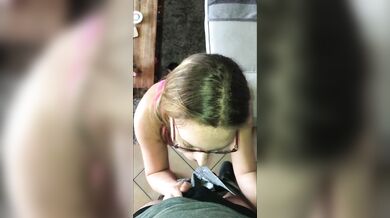 surprise par le voisin, elle le suce, se fait enculer et avale tout. Part1