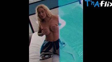 Iggy Azalea Breasts Scene in Iggy Azalea Sexy Topless Hand Bra