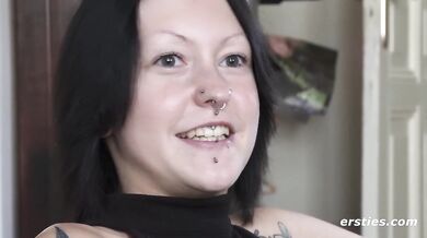 Ersties - IT-Systemkauffrau Marina T. masturbiert mit Analplug
