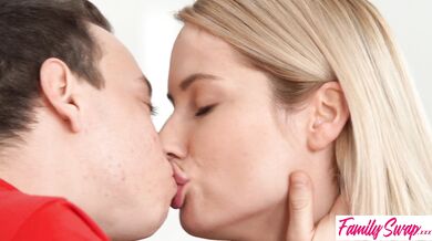 Sharon White & Bonnie Dolce Graciously Teach Kissing Strategy for 1st Dates - S7:E6