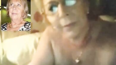 Un cono viejo entre 2 muslos muy abiertos