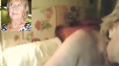 Un cono viejo entre 2 muslos muy abiertos