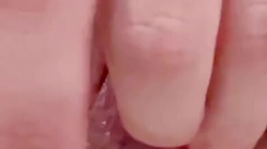 【個人撮影】パイパンおまんこから白濁愛液♡潮吹きでシーツがびしょ濡れ