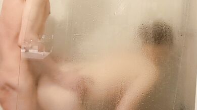 Une salope française défoncée sous la douche - amateur français salle de bain MessalineX porn France