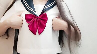 快楽に身をよじるこの小さな日本人の女の子にはオーガズムが多すぎる