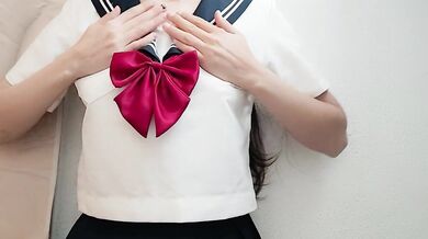 快楽に身をよじるこの小さな日本人の女の子にはオーガズムが多すぎる