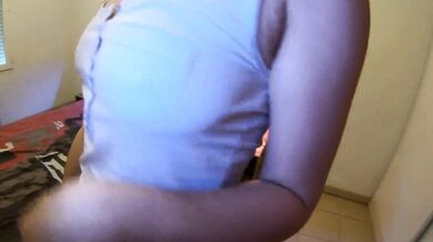 Tā yāoqǐng yīgè péngyǒu xiàng gè biǎo zi yīyàng bèi cāo