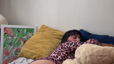 CHUBBY GIRL HUMPS TEDDY