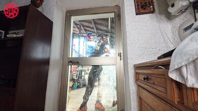 Il corriere e la casalinga arrapata (cuckold)