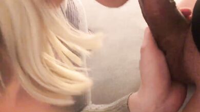 a gros sein qui se touche avant que son mec n'arrive