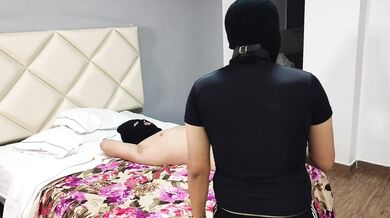 Cornudo chupa la polla con su esposa y comparten el semen!