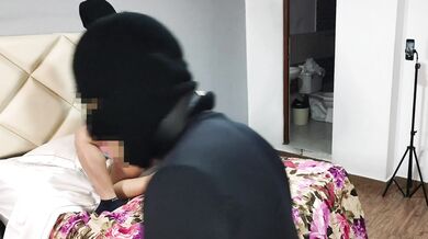 Cornudo chupa la polla con su esposa y comparten el semen!