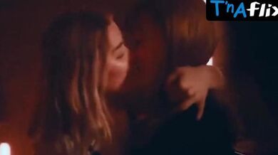 Lilly Dreesen Lesbian Scene in Skam Druck Deutschland