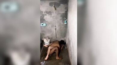Pakistani Ladke Ne Padosi Ki Ladki Ko Bathroom Me Bandh Kr Choda - Indian Desi Hindi Sex MMS Videos Leaked Viral Adult Porn