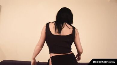 Busty Babe Kora Kryk Masturbates