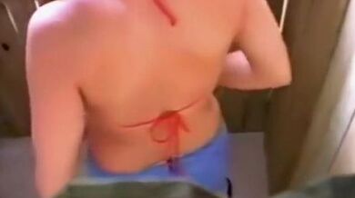 Daring voyeur peeps on her undressing