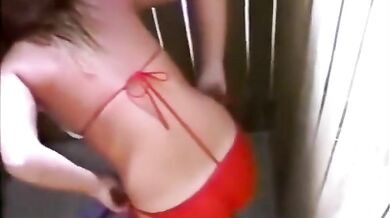 Daring voyeur peeps on her undressing