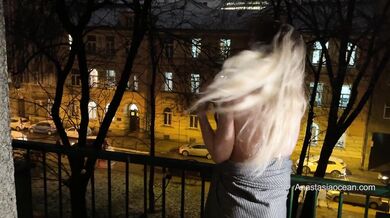 Hot wife walks naked in public, went out to the balcony to show her big boobs.