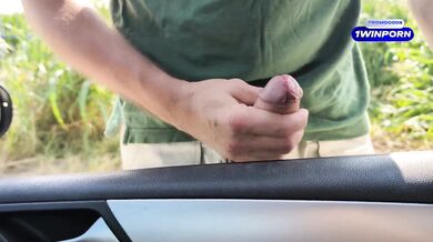 PROF carica uno SCONOSCIUTO IN AUTO gli SEGA IL CAZZO E LUI SBORRA – Dialoghi Italiano Miele Blanco