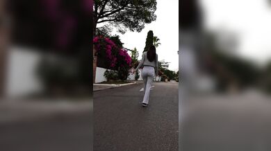 Big booty in tight leggings