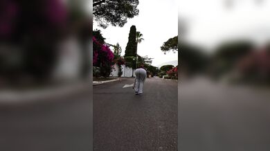 Big booty in tight leggings