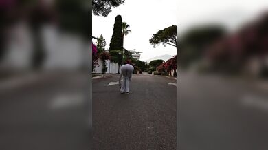 Big booty in tight leggings