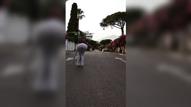 Big booty in tight leggings