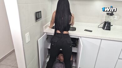 Cachonda colombiana seduce al plomero y termina cabalgando su verga - ALEJANDRA PALACIOS