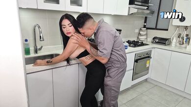 Cachonda colombiana seduce al plomero y termina cabalgando su verga - ALEJANDRA PALACIOS