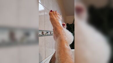 Bubble bath feet