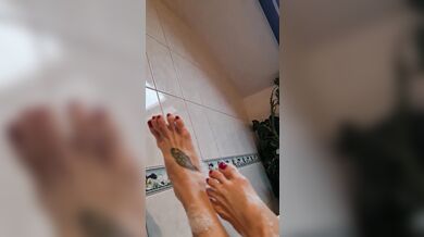 Bubble bath feet