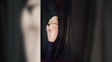 DiiVampy playing with her 19cm cock