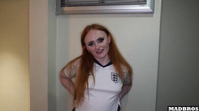 Une Supportrice Anglaise Baisée En Anal Dans Un Couloir Public Pour Avoir Perdu Son Pari !!!