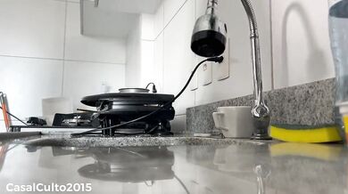 Mientras Esposo Cocina