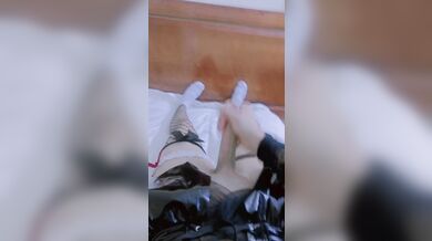 Trans se divierte masturbándose 7u7